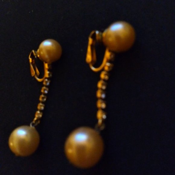 Vintage clip-on dangling faux pearl and rhinestone earrings - Picture 2 of 3